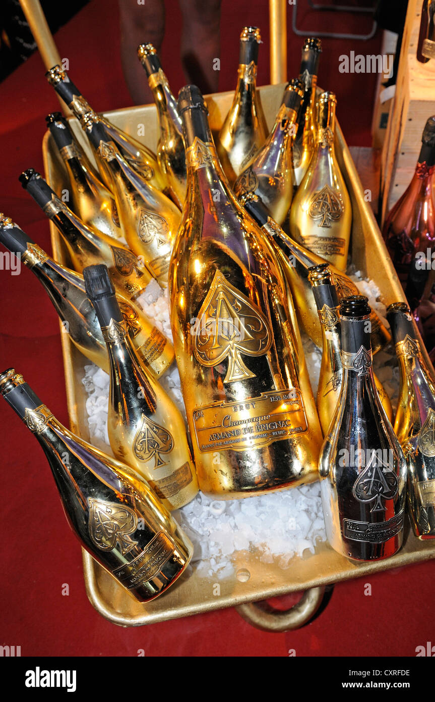 Golden bottiglie magnum, Armand de Brignac-Champagne, Wine & Dine Festival,  Tsim Sha Tsui, Hong Kong, Cina, Asia Foto stock - Alamy