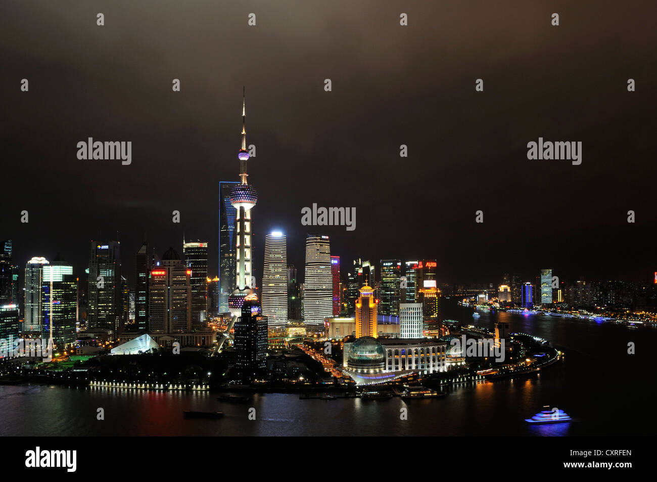 Oriental Pearl Tower, skyline sul Bund promenade, Fiume Huangpu, Shanghai, Cina e Asia Foto Stock