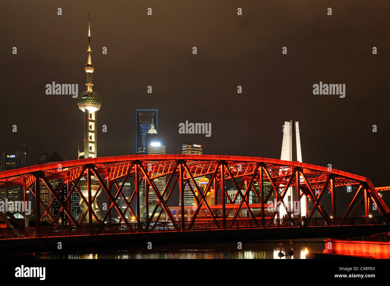 Ponte Waibaidu, Oriental Pearl Tower, skyline sul Bund promenade, Fiume Huangpu, Shanghai, Cina e Asia Foto Stock