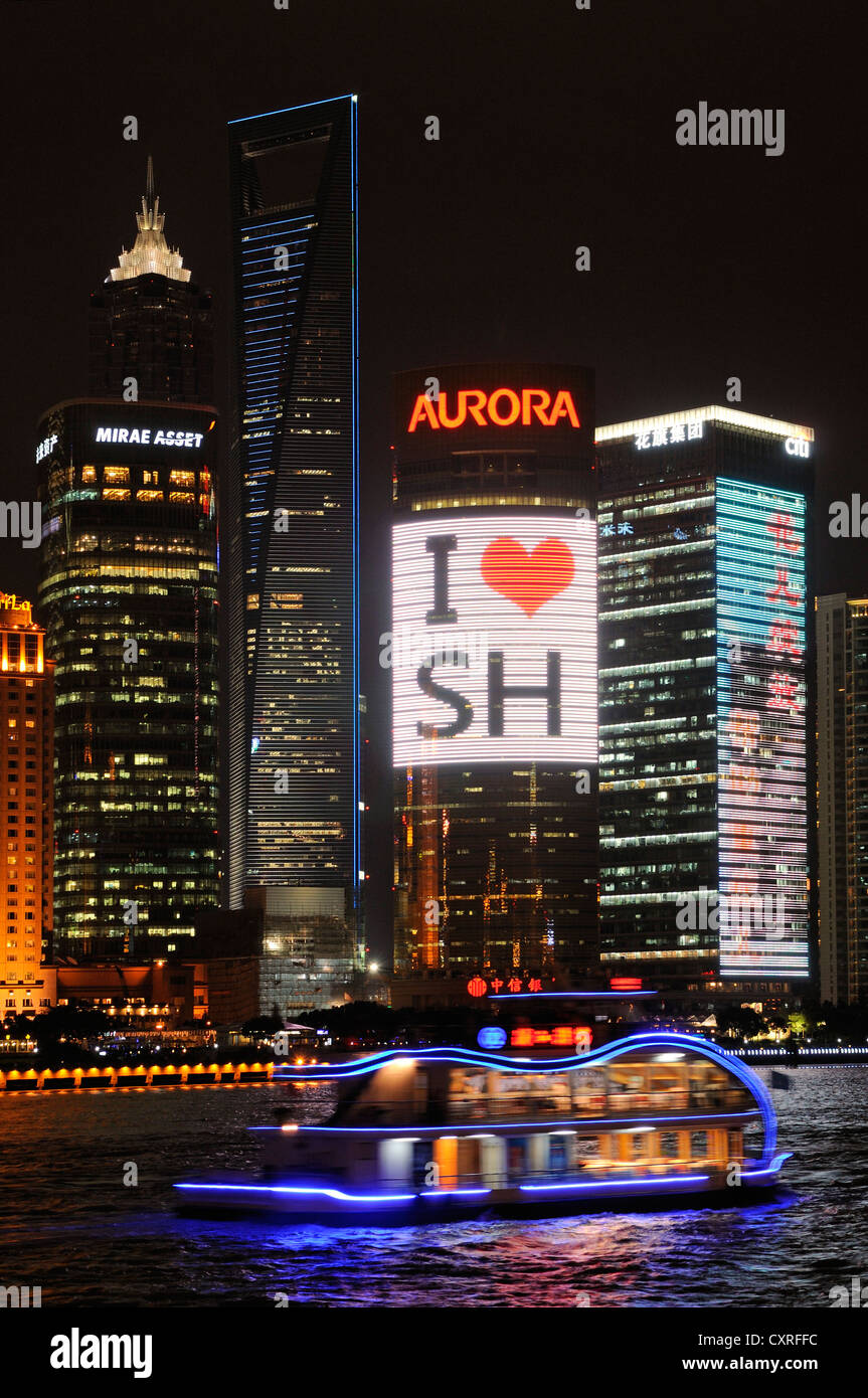 "Io amo o di cuore" di Shanghai, insegne pubblicitarie luminose skyline con il Bund promenade, Fiume Huangpu, Shanghai, Cina e Asia Foto Stock