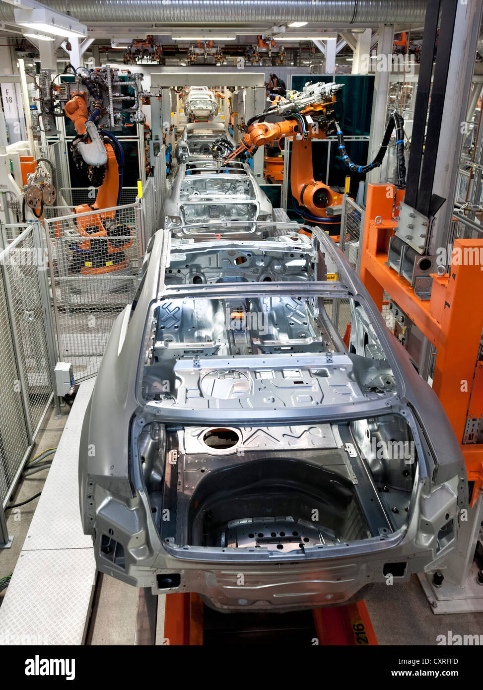Robot industriali di saldatura dei pannelli del tetto di veicoli Audi utilizzando Plasmatron, A4 Sedan,4 Avant, A5 Coupe, A5 Sportback e RS5 Foto Stock