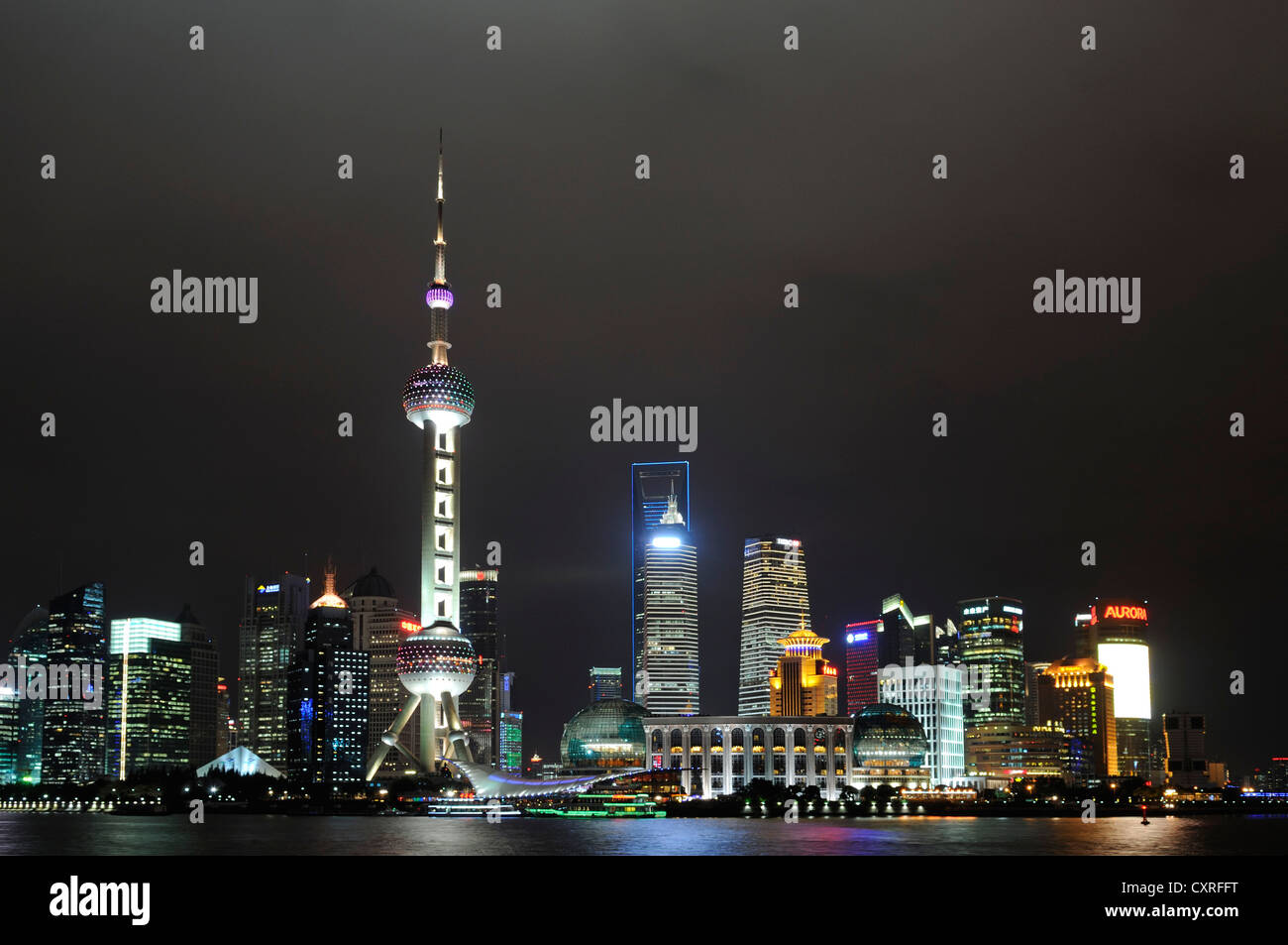 Oriental Pearl Tower, skyline con il Bund promenade, Fiume Huangpu, Shanghai, Cina e Asia Foto Stock