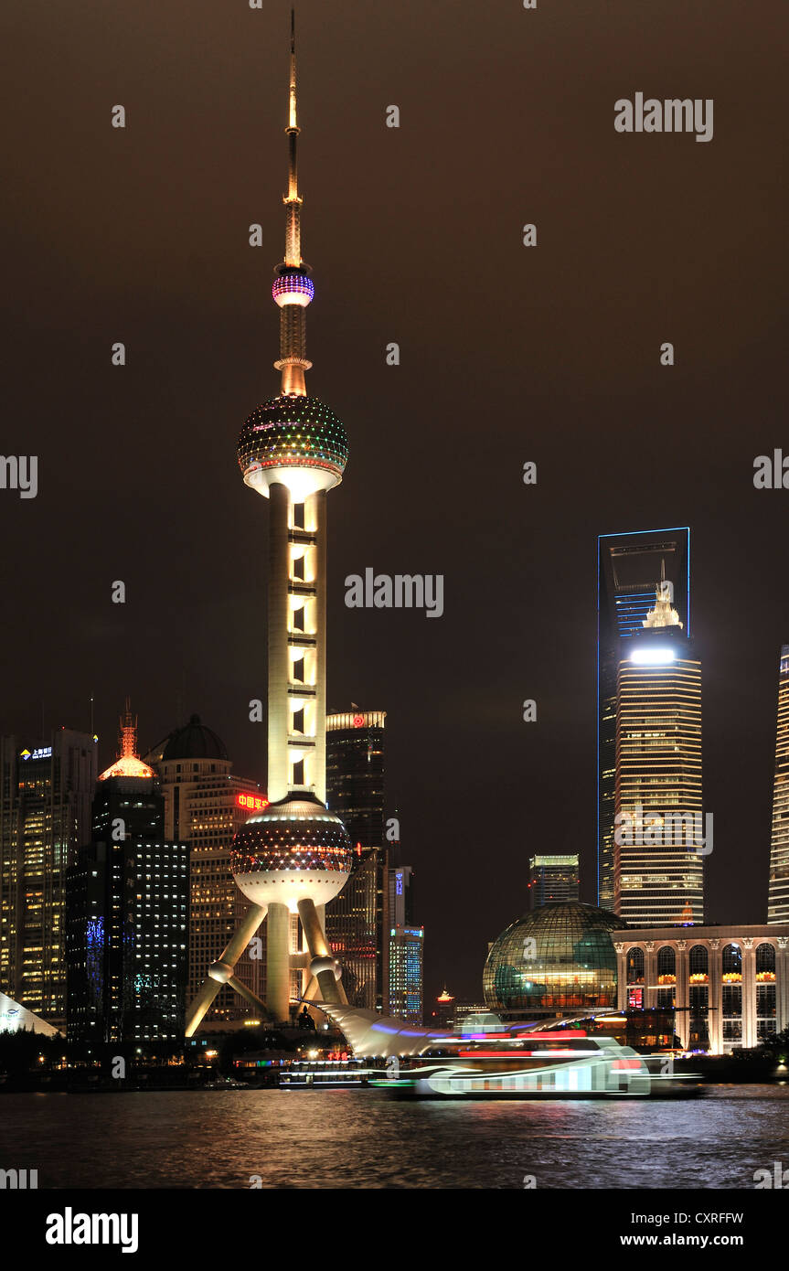 Oriental Pearl Tower, skyline sul Bund promenade, Fiume Huangpu, Shanghai, Cina e Asia Foto Stock