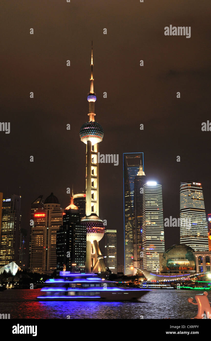 Oriental Pearl Tower, skyline come si vede dal Bund zona fronte mare, fiume Huangpu, Shanghai, Cina e Asia Foto Stock