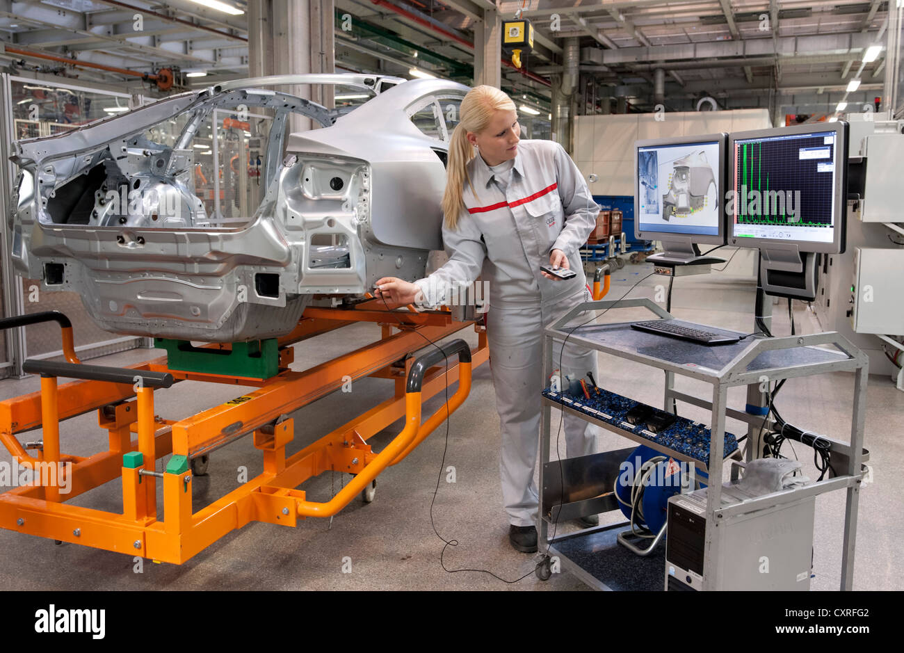 Un dipendente Audi controllo punti di saldatura su un corpo vettura impostato da robot con un sensore, Audi impianto in , Bavaria Foto Stock