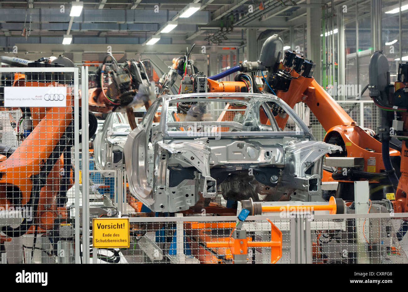 I robot industriali mettendo fuori corpi auto sulla linea di assemblaggio 2, Audi A4 Sedan,4 Avant, A5 Coupe, A5 Sportback e RS5 Foto Stock