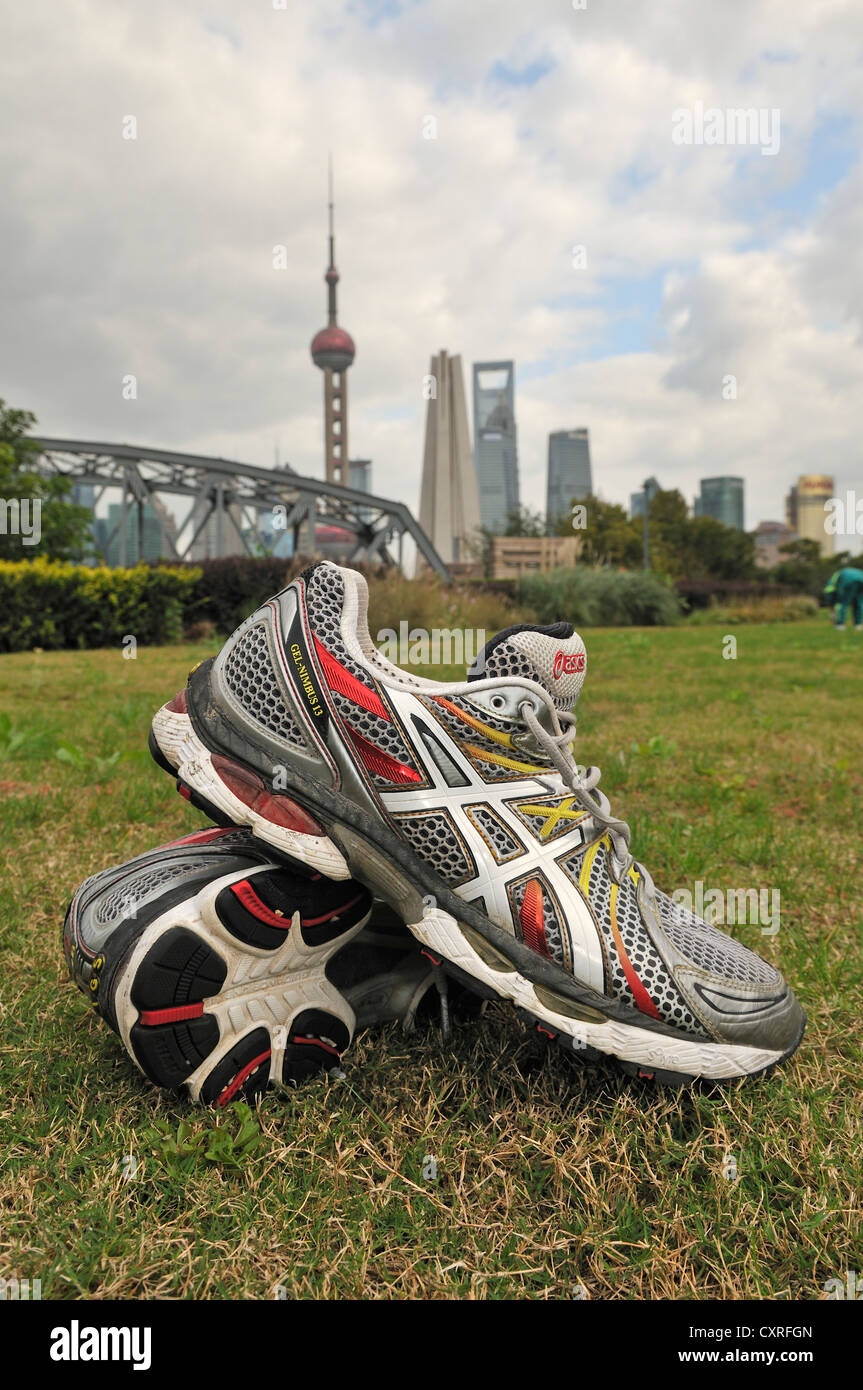Scarpe da corsa, il Bund area del litorale, Oriental Pearl Tower, Shanghai, Cina e Asia Foto Stock