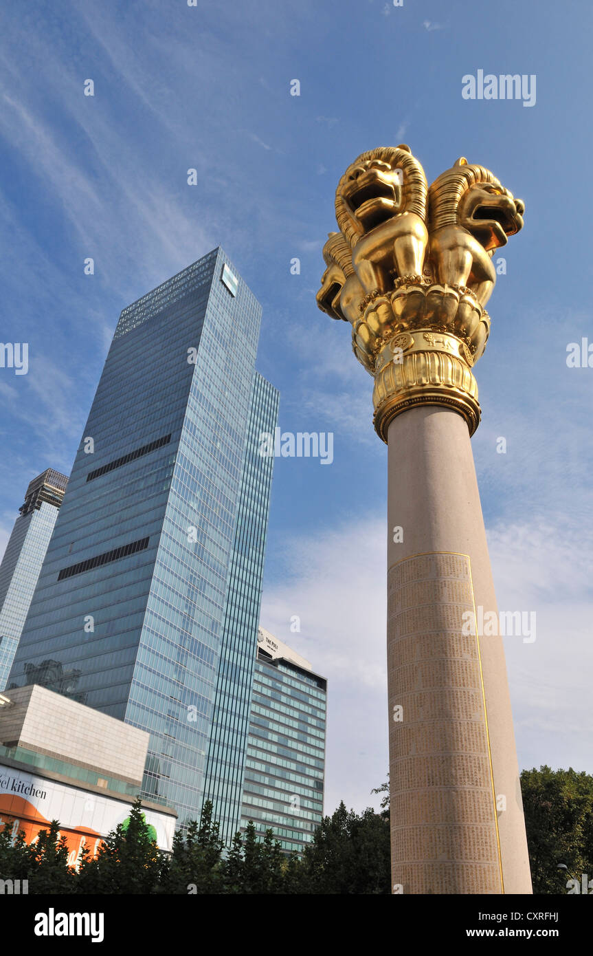 Colonna con golden lion sculture, tempio di Jing'an, Shanghai, Cina e Asia Foto Stock