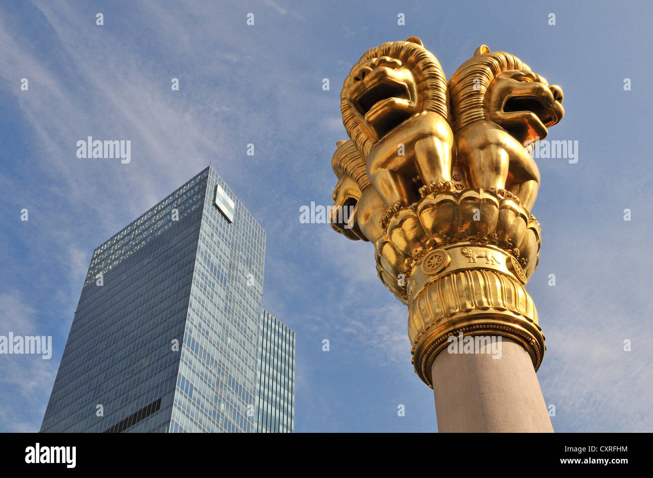 Colonna con golden lion sculture, tempio di Jing'an, Shanghai, Cina e Asia Foto Stock