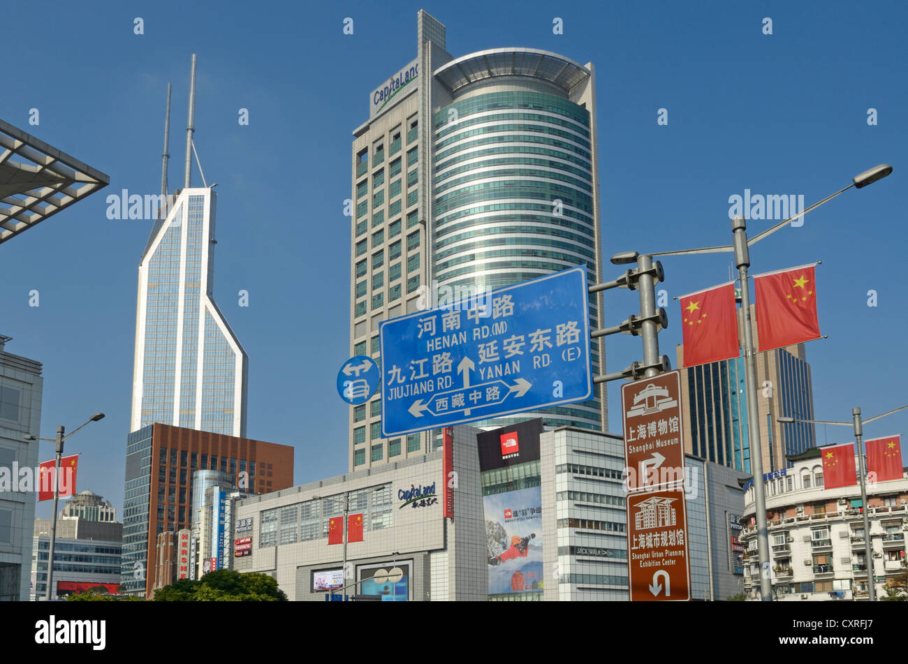 Grattacieli sulla strada di Henan, Shanghai, Cina e Asia Foto Stock