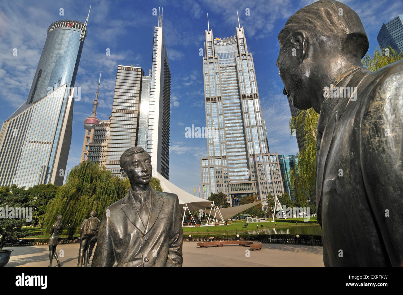 Statue nel Parco di Lujiazui, Oriental Pearl Tower, Pudong, Shanghai, Cina e Asia Foto Stock