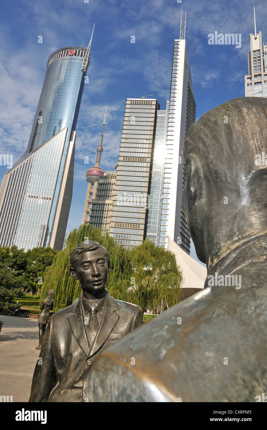 Statue nel Parco di Lujiazui, Oriental Pearl Tower, Pudong, Shanghai, Cina e Asia Foto Stock