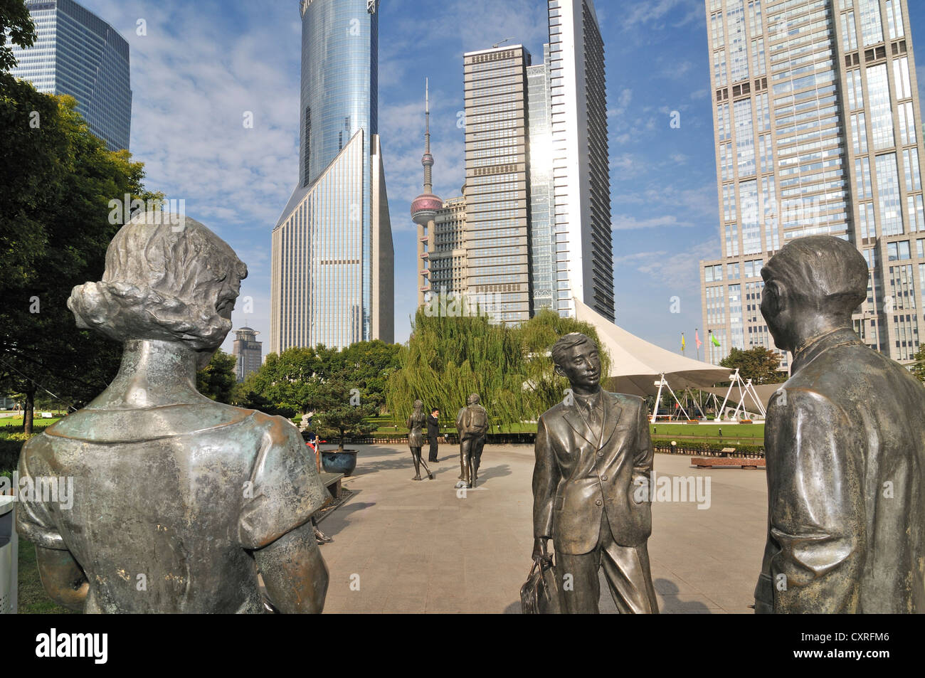 Statue nel Parco di Lujiazui, Oriental Pearl Tower, Pudong, Shanghai, Cina e Asia Foto Stock