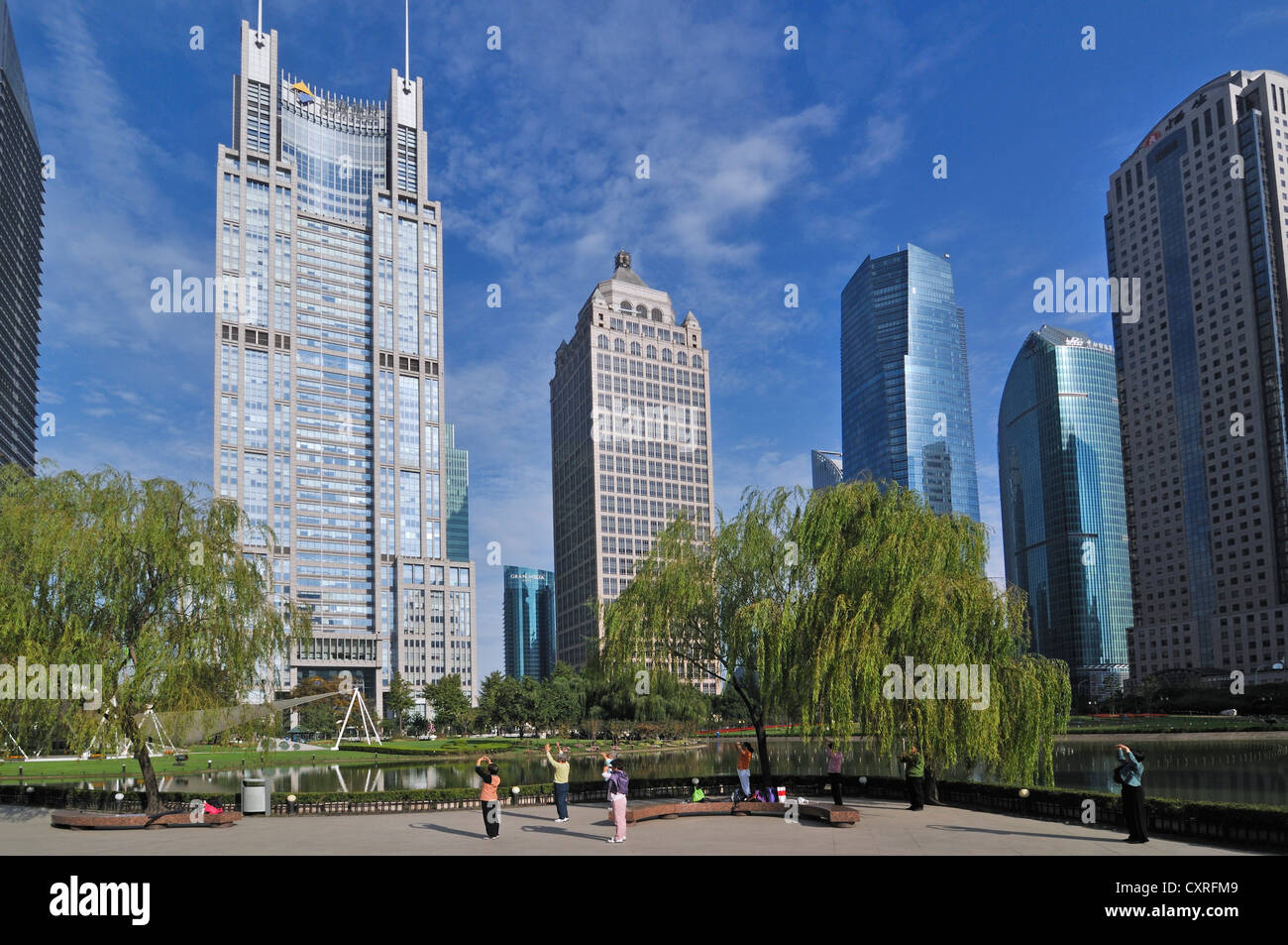 Persone che praticano il Tai Chi nel Parco di Lujiazui, Pudong, Shanghai, Cina e Asia Foto Stock
