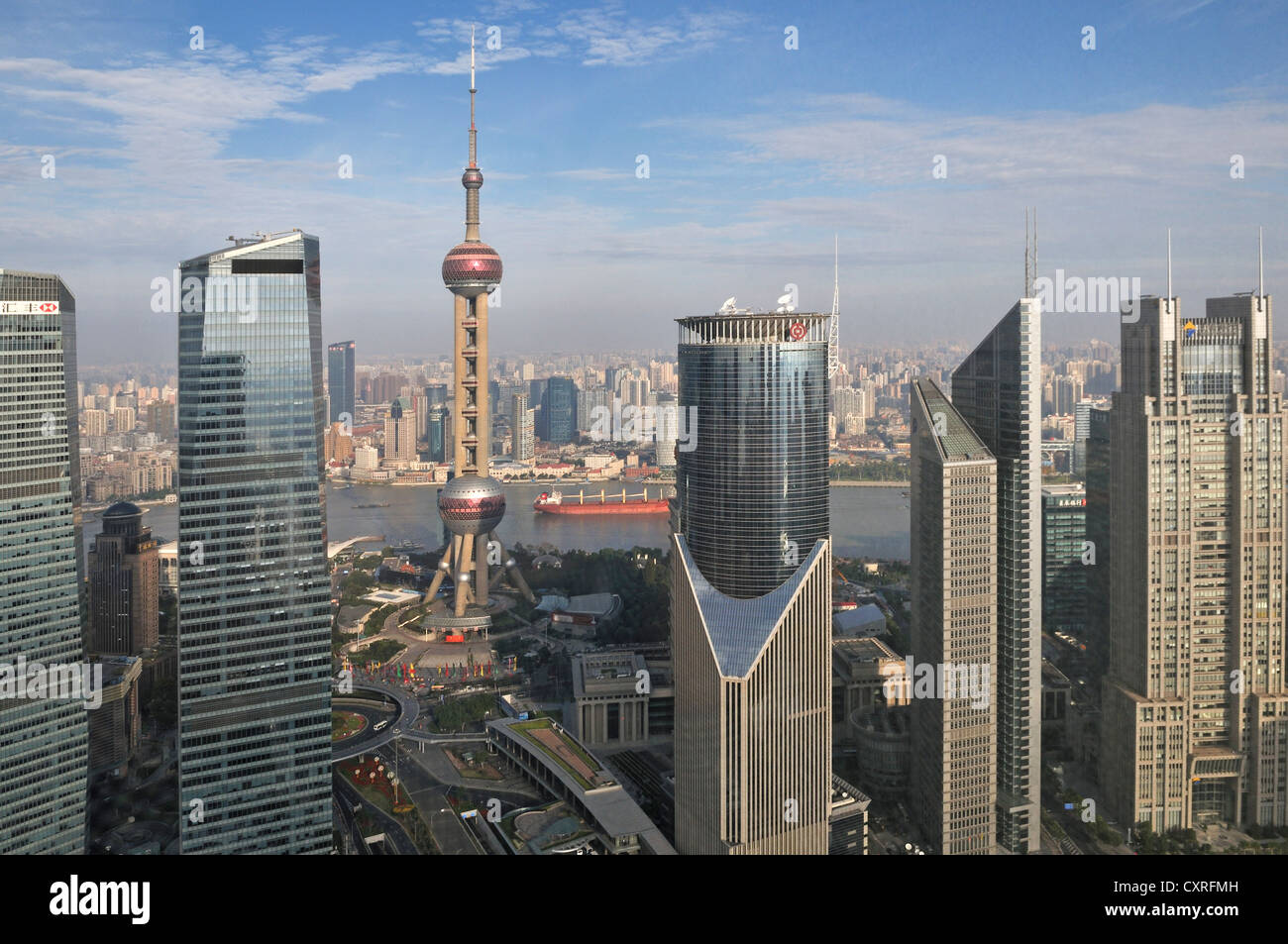 Veduta dello skyline con la Oriental Pearl Tower come visto dal Grand Hyatt Hotel, Pudong, Shanghai, Cina e Asia Foto Stock