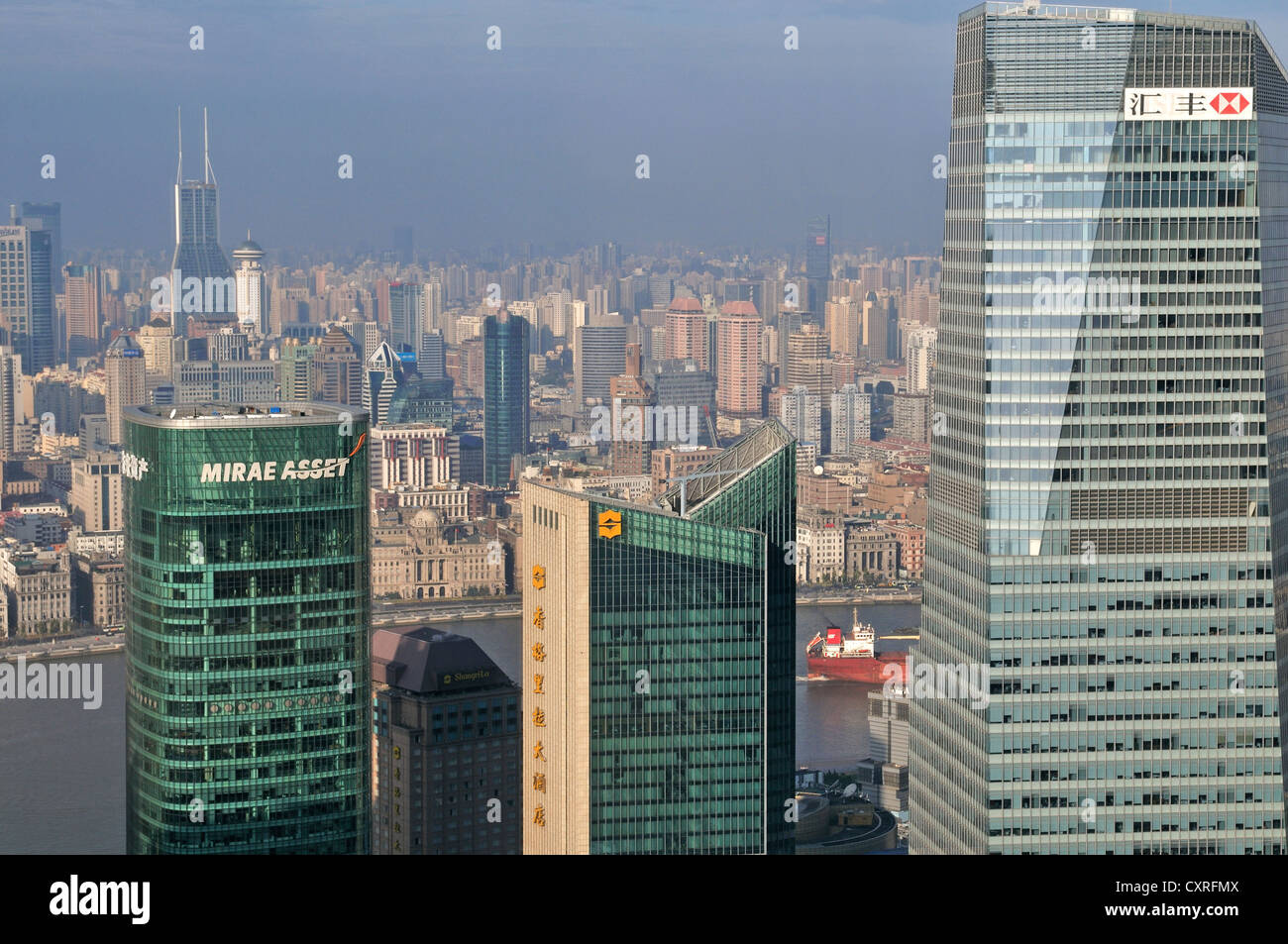Veduta dello skyline come visto dal Grand Hyatt Hotel, Pudong, Shanghai, Cina e Asia Foto Stock