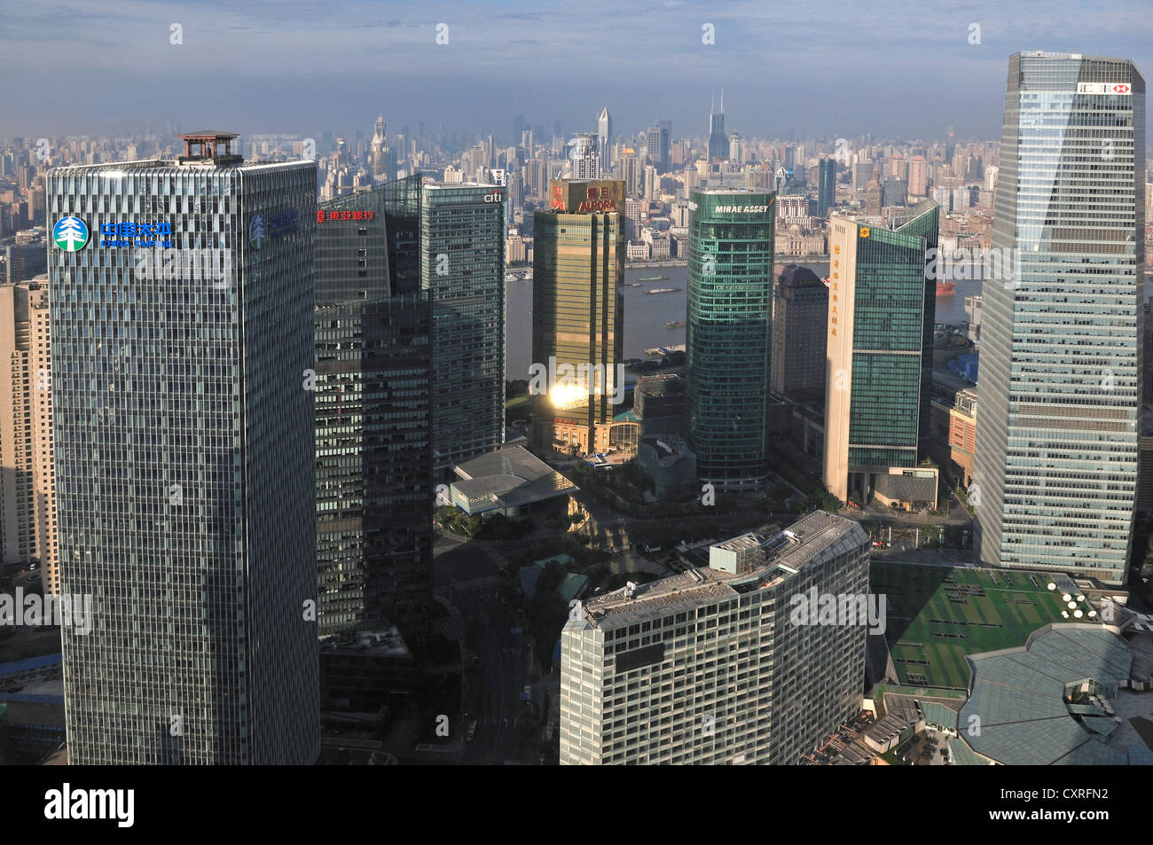 Veduta dello skyline come visto dal Grand Hyatt Hotel, Pudong, Shanghai, Cina e Asia Foto Stock