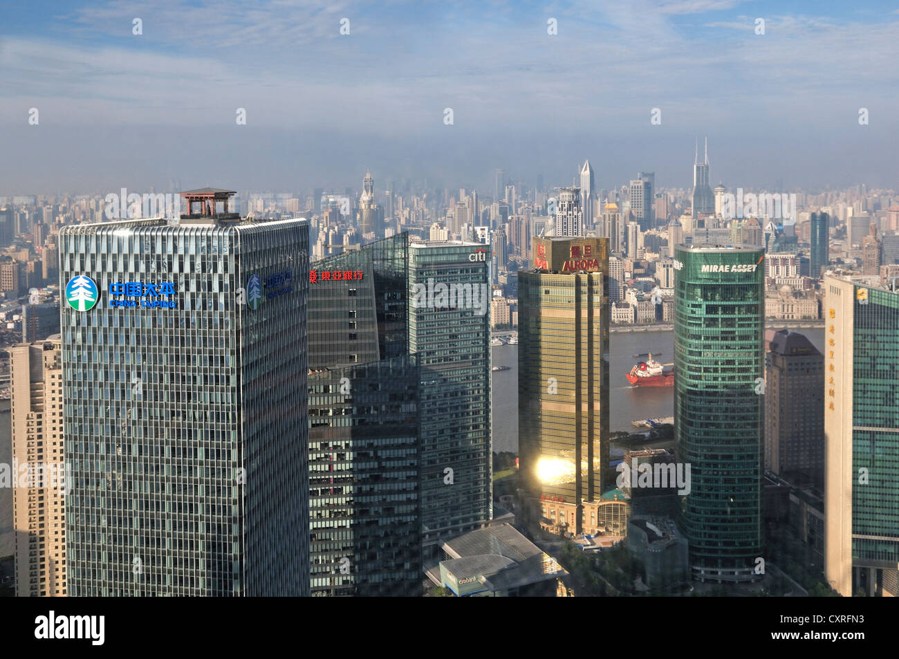 Veduta dello skyline come visto dal Grand Hyatt Hotel, Pudong, Shanghai, Cina e Asia Foto Stock