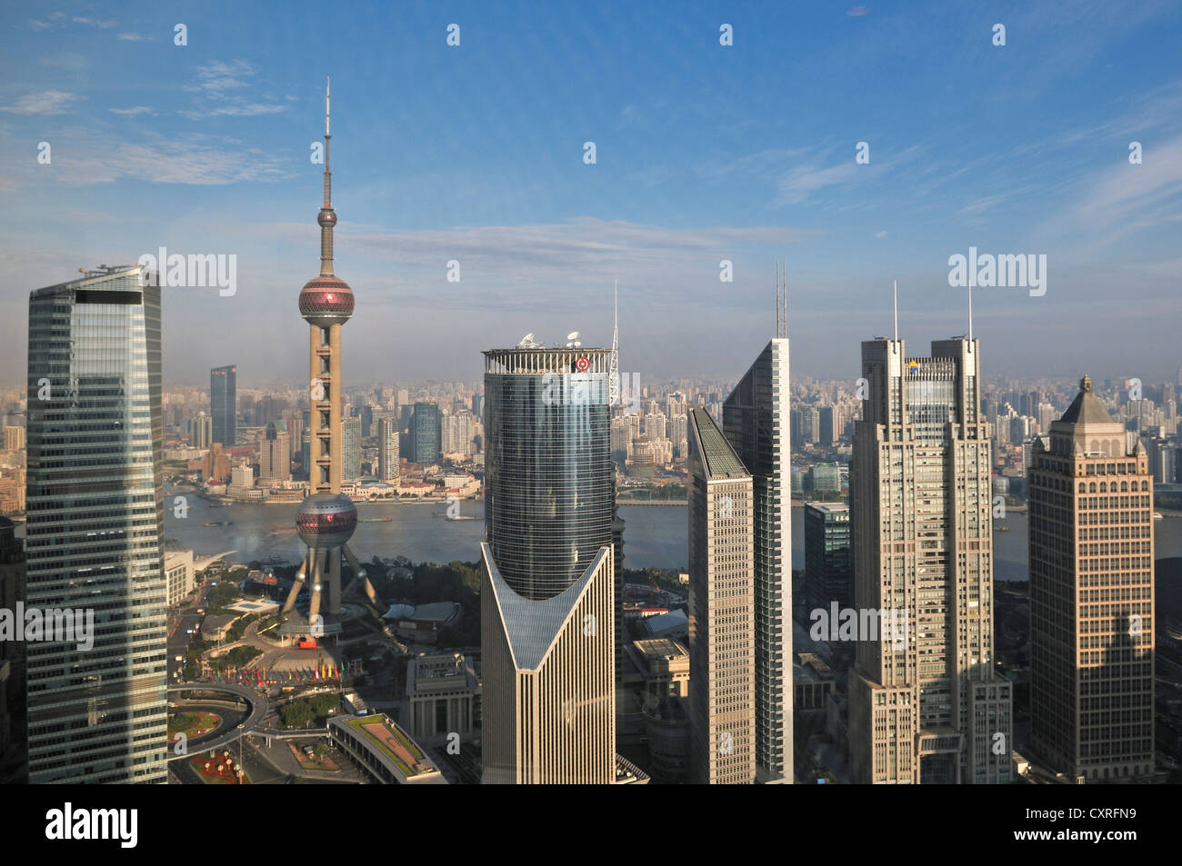Veduta dello skyline con la Oriental Pearl Tower come visto dal Grand Hyatt Hotel, Pudong, Shanghai, Cina e Asia Foto Stock
