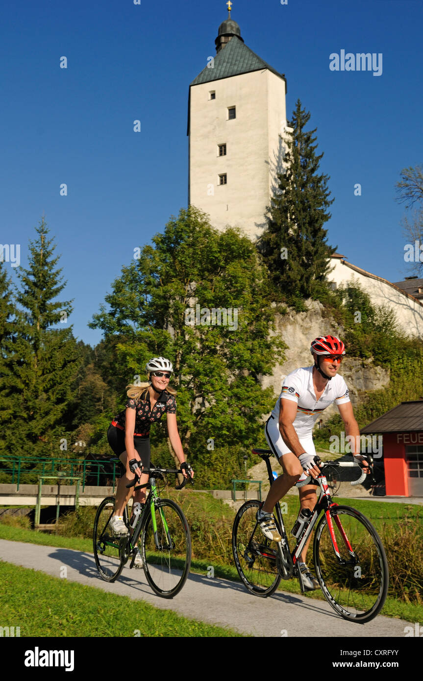Matura in sella bici da corsa, la Chiesa del pellegrinaggio di Maria Stein, Woergl, Kitzbuehel Alpi, Tirolo, Austria, Europa Foto Stock