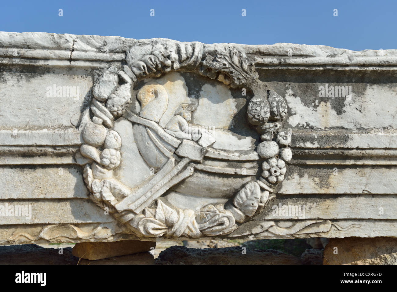 Nave in marmo carving, antica Corinto, Corinto comune, regione del Peloponneso, Grecia Foto Stock