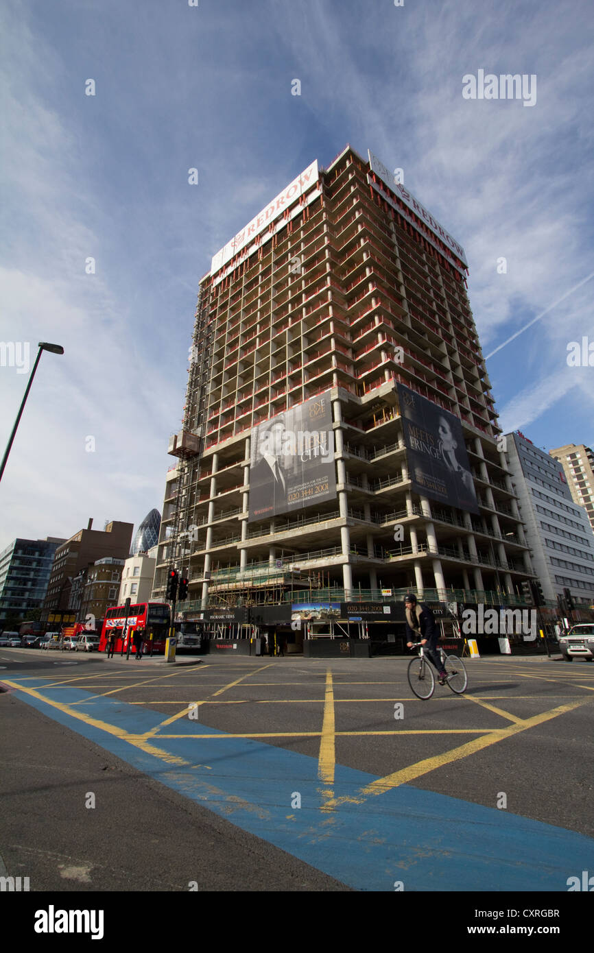 One Commercial Street nel centro di Londra, Regno Unito, una torre di 21 piani sviluppata da Redrow, con spazi residenziali e commerciali tra la City di Londra e Aldgate. Foto Stock