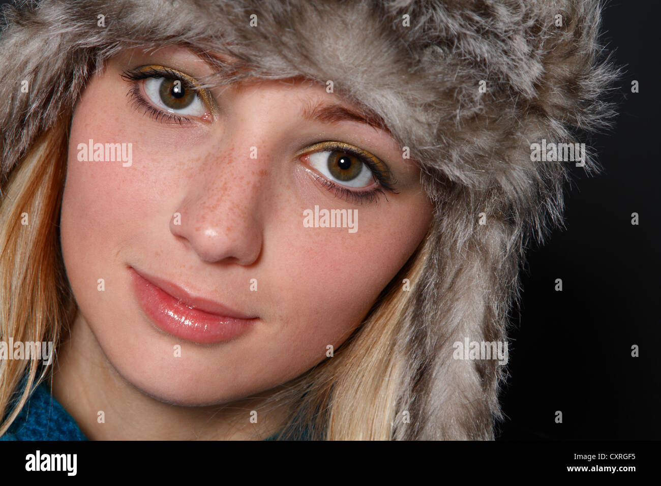 Giovane donna bionda con un cappuccio di pelliccia, 19 anni, ritratto Foto Stock