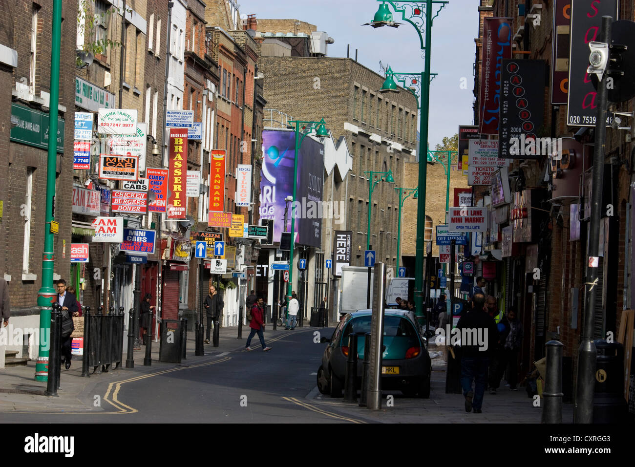 Brick Lane a Londra, Regno Unito, rinomata per la sua vivace Street art, l'atmosfera multiculturale, la cucina del Bangladesh, i negozi vintage e le profonde radici nella storia e nella cultura dell'East End Foto Stock