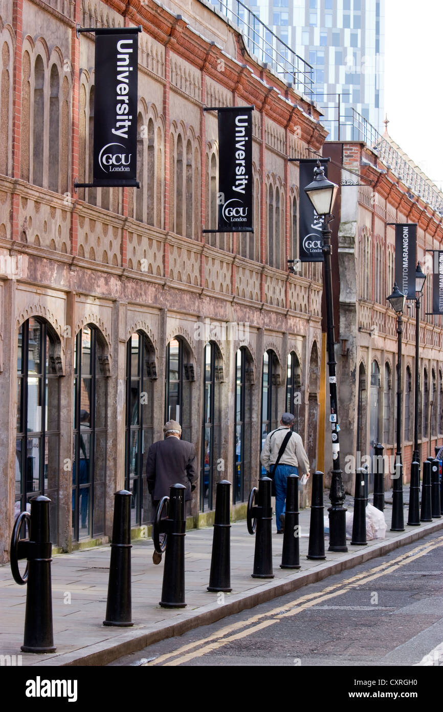 Vista esterna della GCU London a Spitalfields, il campus londinese della Glasgow Caledonian University, noto per l'educazione aziendale post-laurea e la sua posizione centrale in uno dei vivaci quartieri accademici e commerciali della capitale Foto Stock