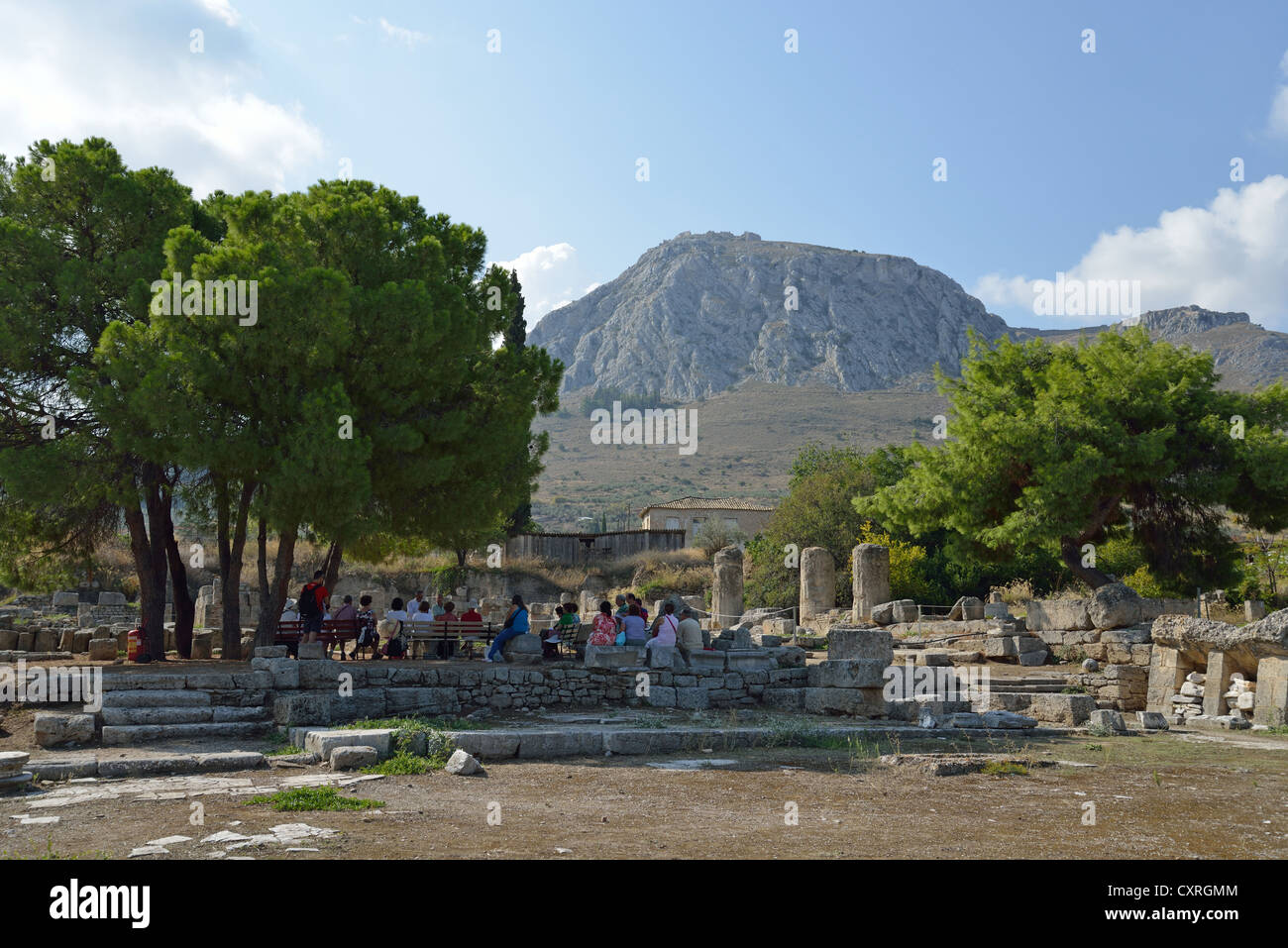 Santuario di Dioniso e Acrocorinth Rock, antica Corinto, Corinto comune, regione del Peloponneso, Grecia Foto Stock