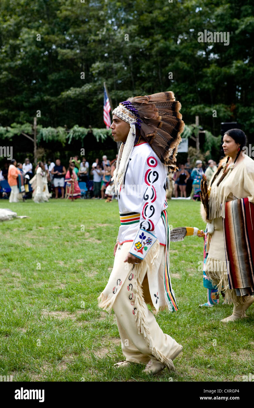 Mashantucket Pequot Tribal Presidente, Rodney Butler, danze nel Grand Entry a Schemitzun 2012. Foto Stock