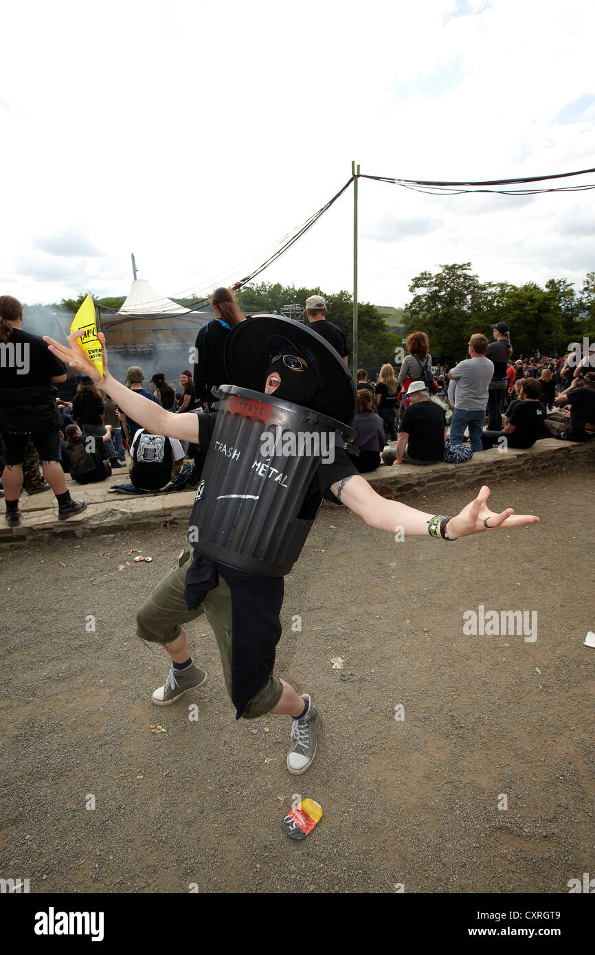Metalfest 2012 a Loreley palcoscenico open-air festival, goer indossando un bidone della spazzatura come un cestino in metallo a corredo, San Goarshausen Foto Stock