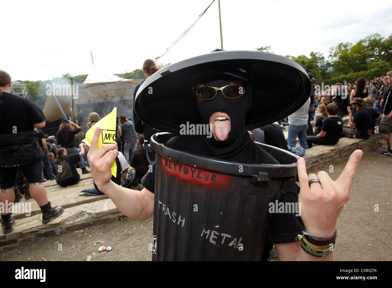 Metalfest 2012 a Loreley palcoscenico open-air festival, goer indossando un bidone della spazzatura come un cestino in metallo a corredo, San Goarshausen Foto Stock