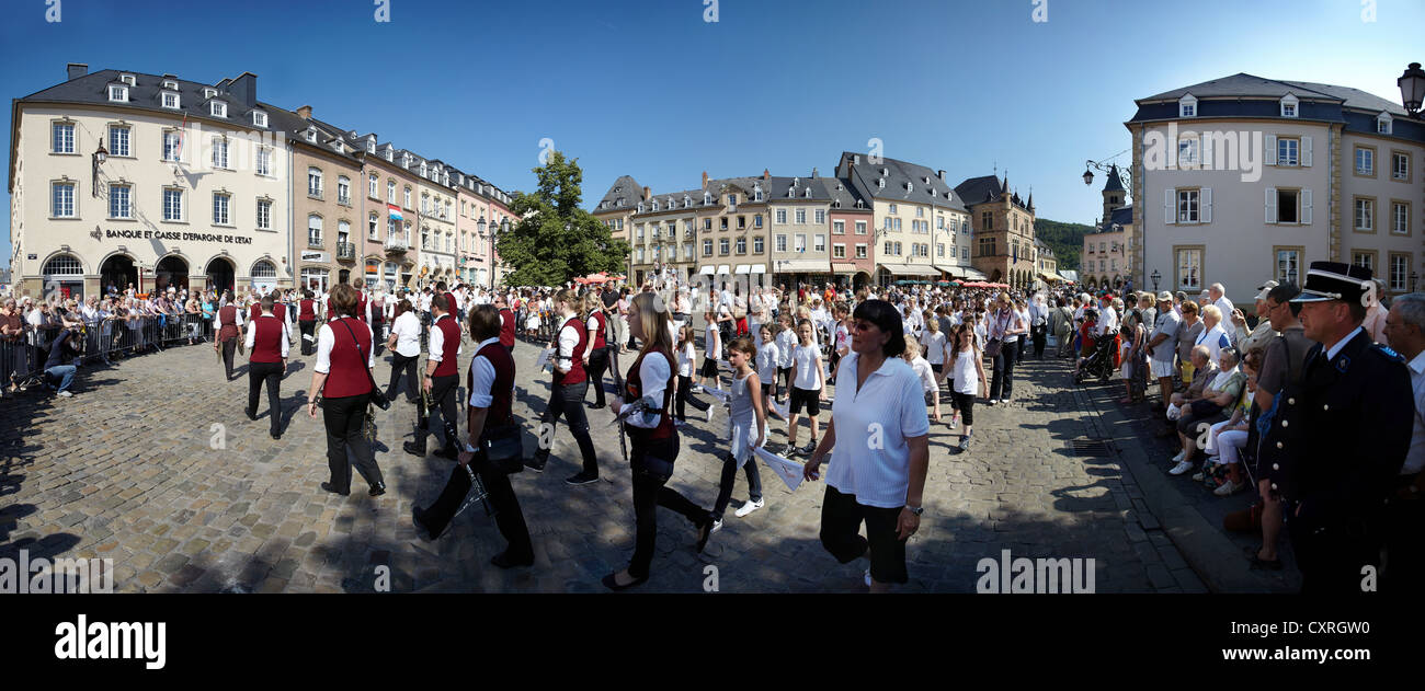 Echternacher Springprozession chiesa parade passando la piazza del mercato di Echternach, Lussemburgo, Europa Foto Stock