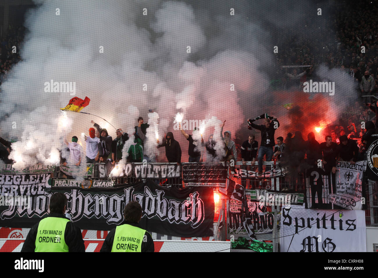 Gli appassionati di Borussia Moenchengladbach hanno acceso i fuochi d'artificio e razzi luminosi durante il match FSV Mainz 05 vs Borussia Moenchengladbach Foto Stock