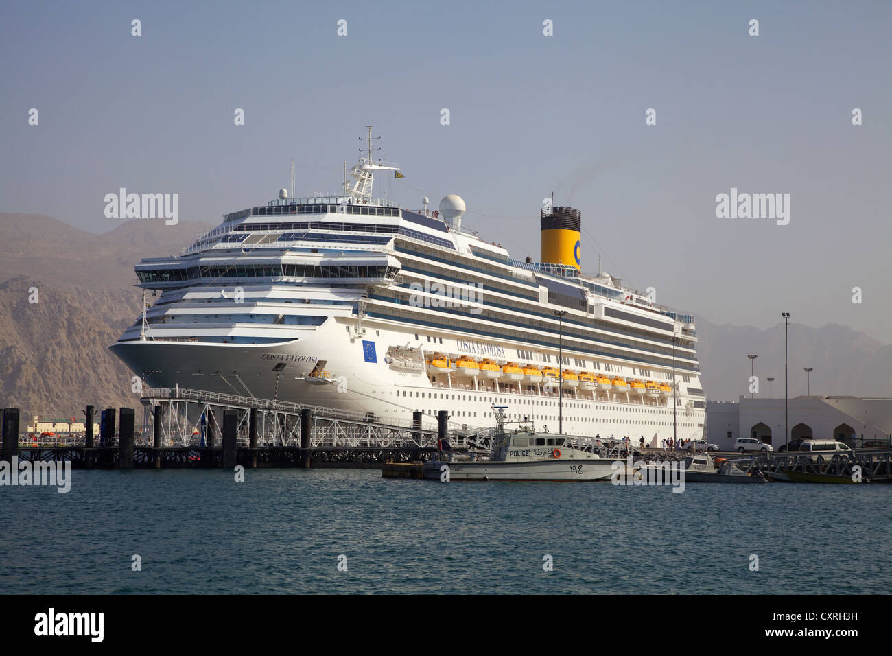 La nave di crociera, Costa SC Favolosa, costruito nel 2011, lunghezza 290m, 3000 passeggeri nel porto di Khasab, Oman, Medio Oriente e Asia Foto Stock