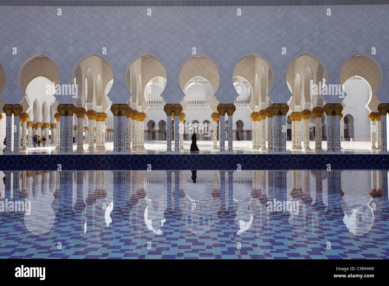 Colonnato si riflette in una piscina di acqua nella Moschea Sheikh Zayed di Abu Dhabi, Emirati Arabi Uniti, Medio Oriente e Asia Foto Stock