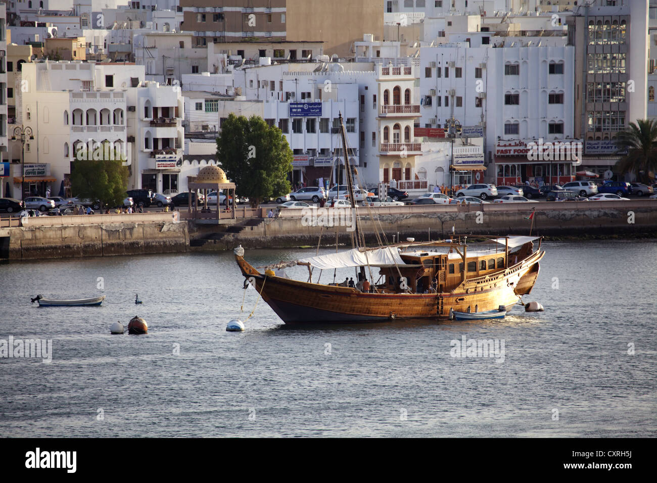 Un vecchio dhow nel porto di Mascate e Oman, Medio Oriente e Asia Foto Stock