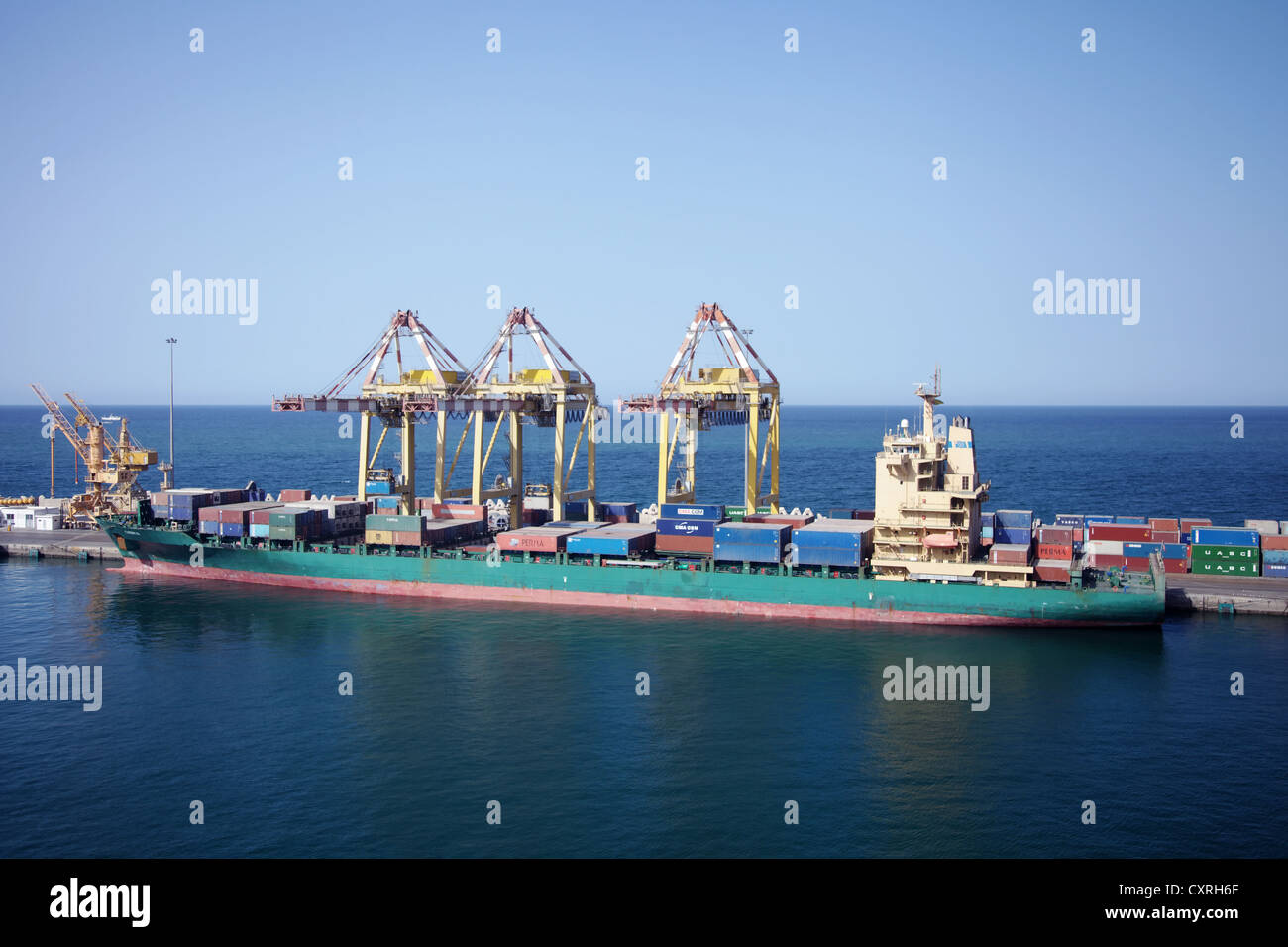 Nave container nel porto di Mascate e Oman, Medio Oriente e Asia Foto Stock