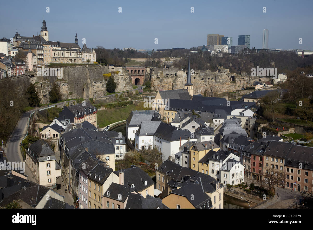 Vista del Lussemburgo i Grund trimestre, Bock Rock con casemates e il quartiere europeo, Lussemburgo, Europa Foto Stock