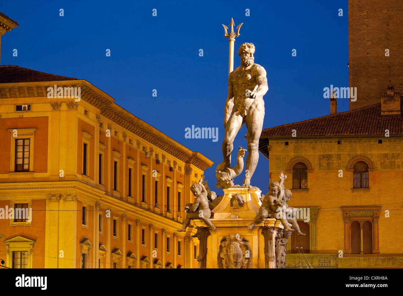 Statua del Nettuno di notte Piazza Nettuno Bologna Emilia Romagna Italia Foto Stock