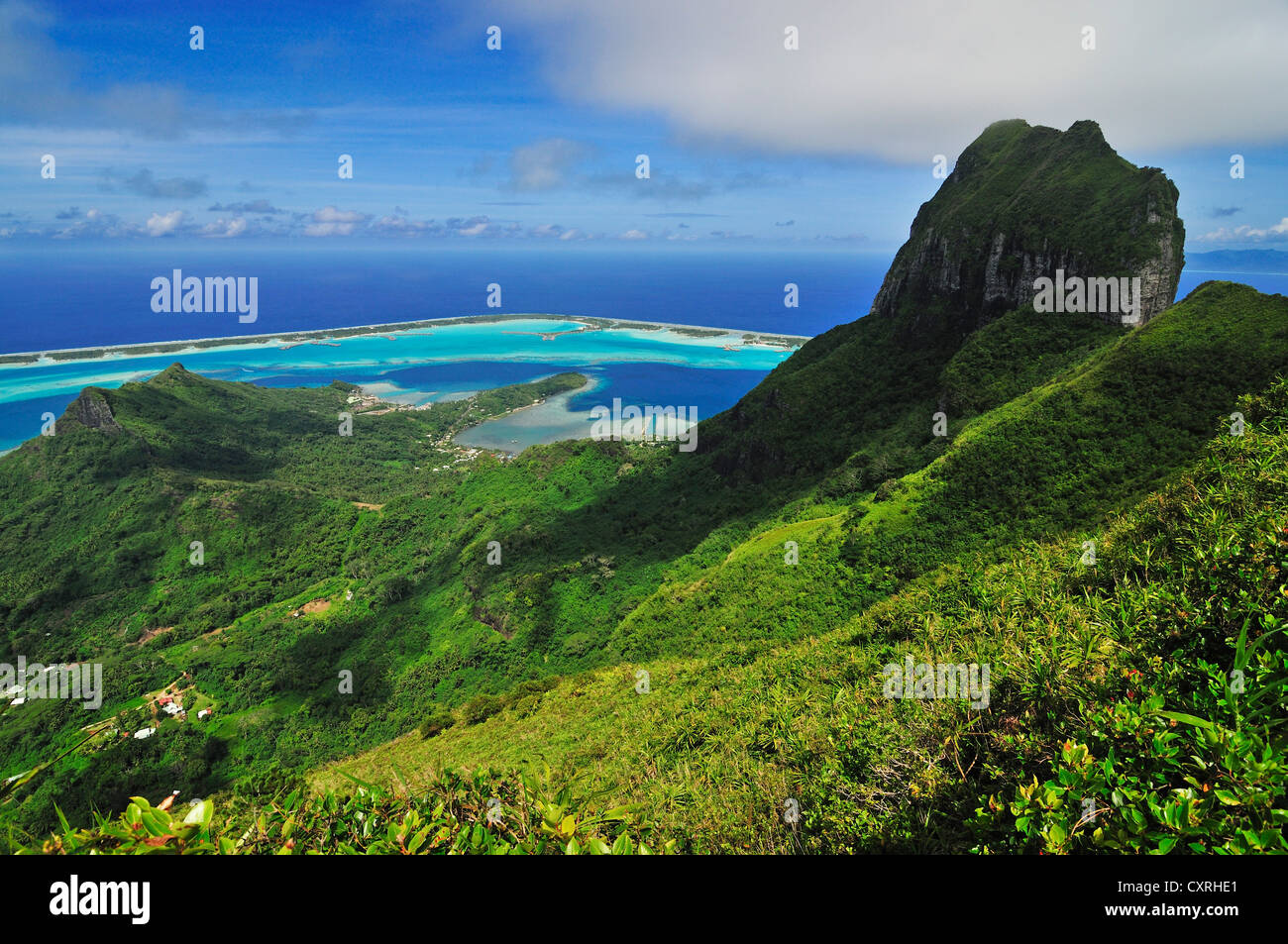 Vew del reef atoll, Motu e Monte Otemanu dal Monte Pahia, Bora Bora, Leeward Islands, Isole della Società, Polinesia Francese Foto Stock