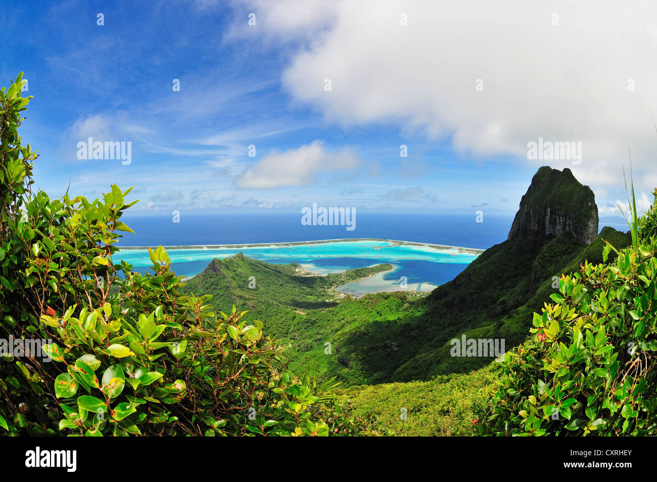 Vista del reef atoll, Motu e Monte Otemanu dal Monte Pahia, Bora Bora, Leeward Islands, Isole della Società, Polinesia Francese Foto Stock