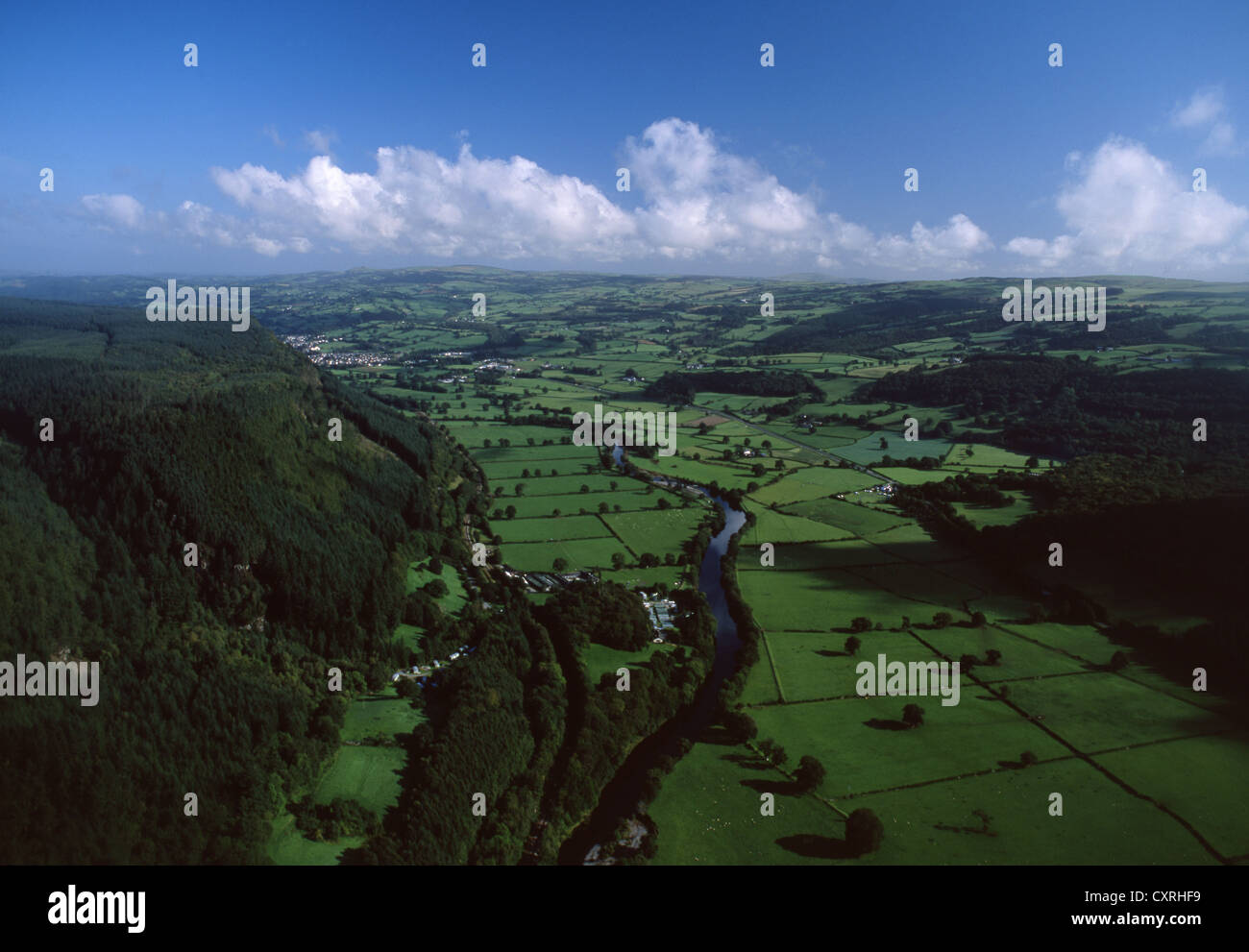 Vista aerea del Conwy Valley da vicino a Betws-y-Coed guardando a nord verso Llanrwst Conwy County North Wales UK Foto Stock