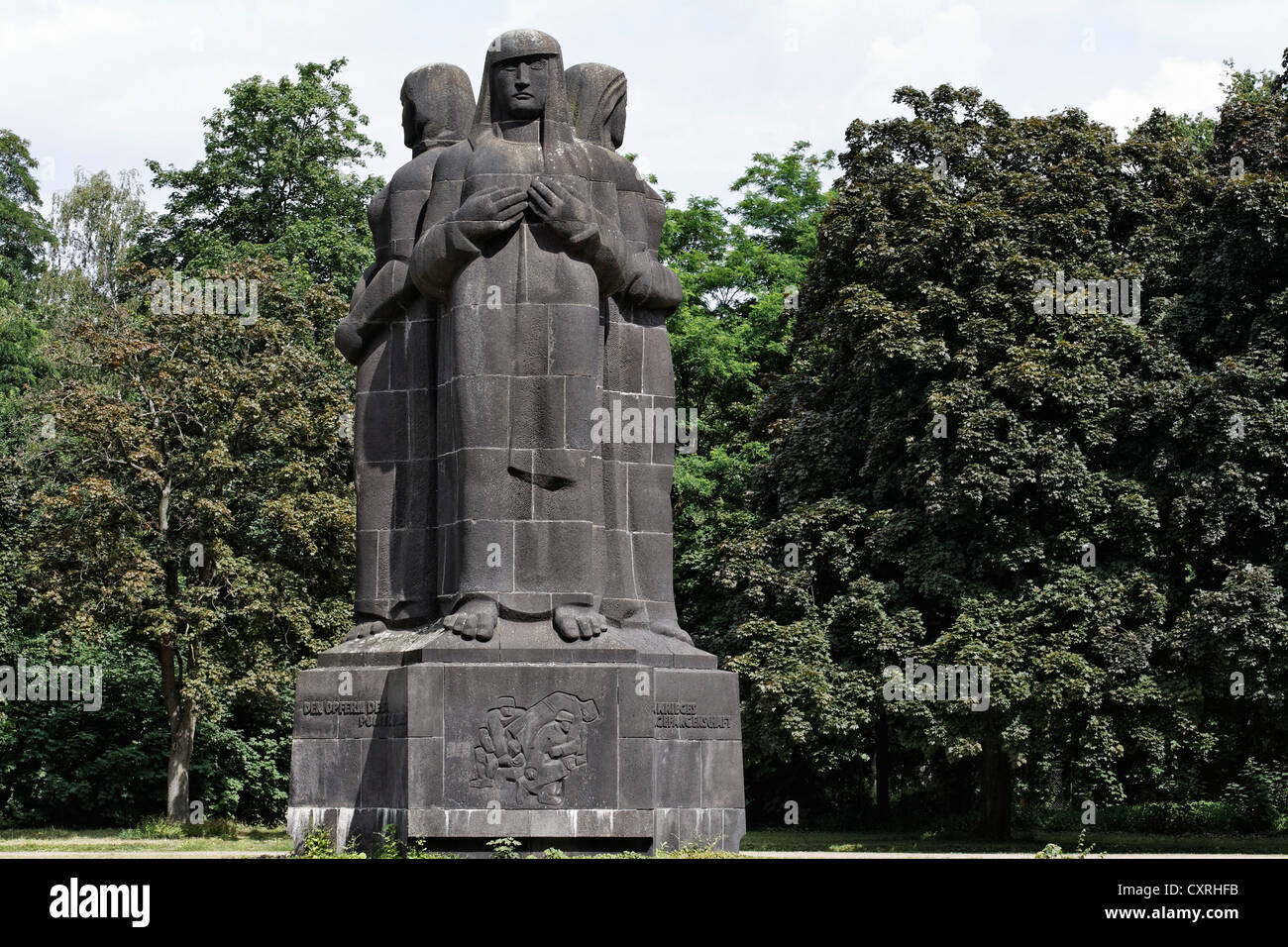 Tre enormi figure femminili, sculture in basalto lavico, memorial Al Nordfriedhof cimitero, Duesseldorf Foto Stock