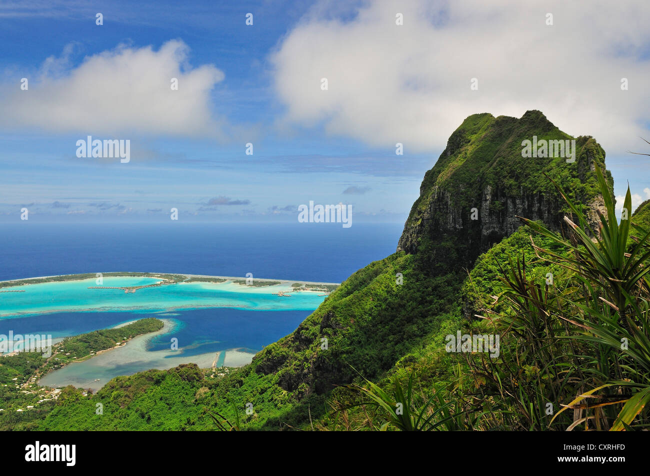 Vista del reef atoll, Motu e Monte Otemanu, dal Monte Pahia, Bora Bora, Leeward Islands, Isole della Società, Polinesia Francese Foto Stock
