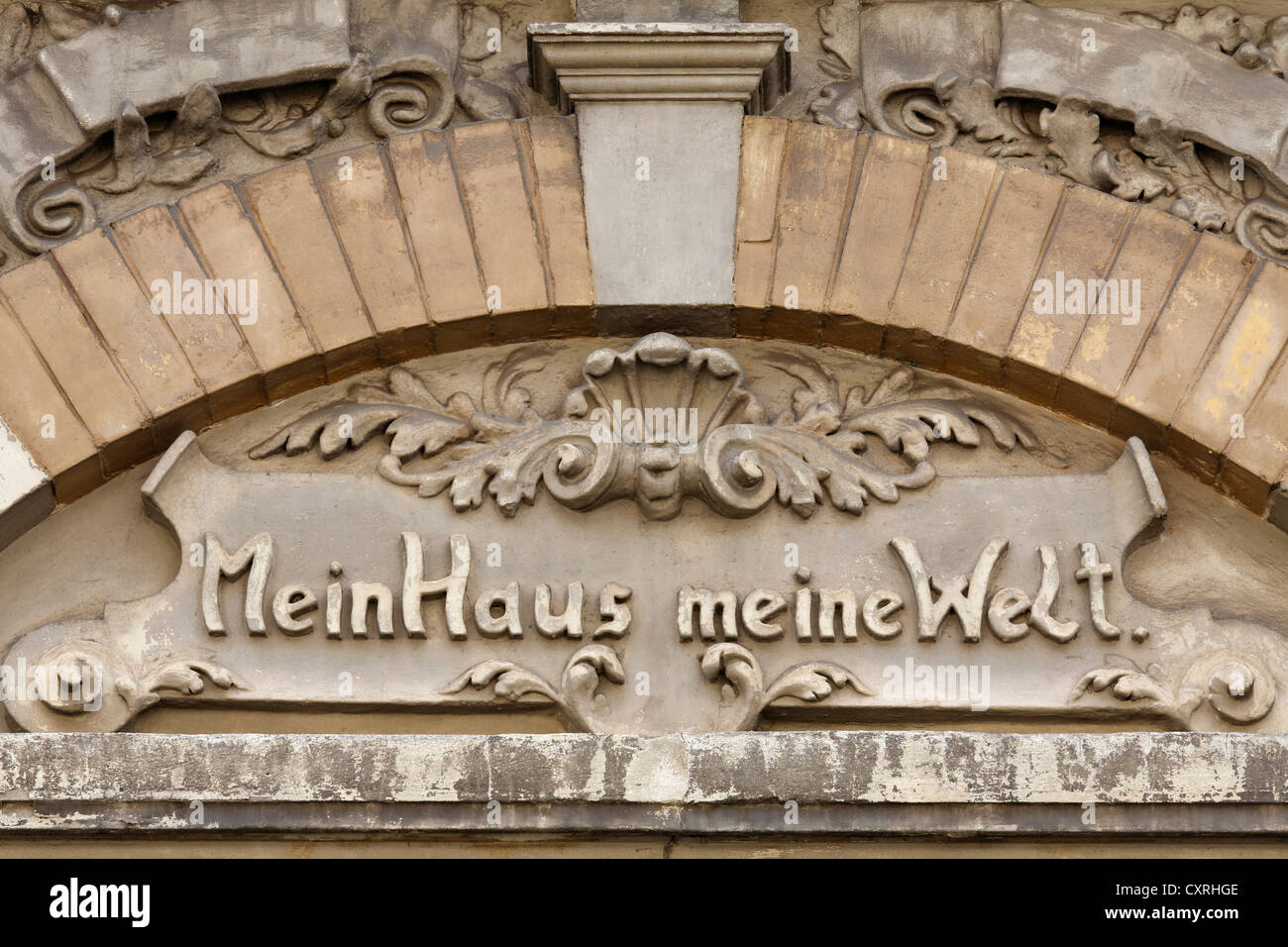 "Ein Haus, meine Welt", Tedesco per 'my casa, il mio mondo' in una casa dalla zona di promoterism, quartiere di Oberkassel Foto Stock