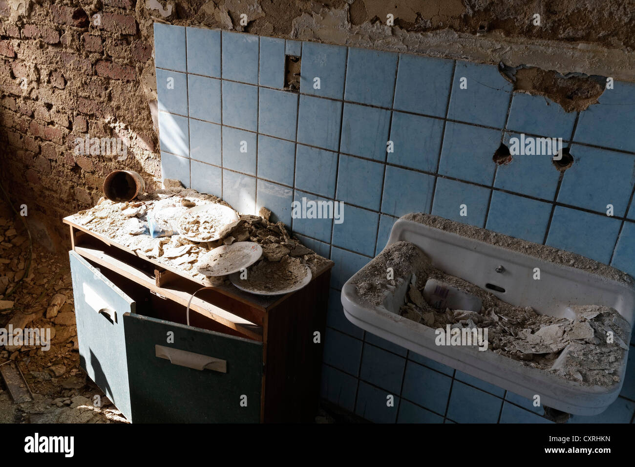Camera fatiscente con un lavandino in un edificio abbandonato in disuso cantiere di commutazione stazione, Duisburg-Wedau, la zona della Ruhr Foto Stock