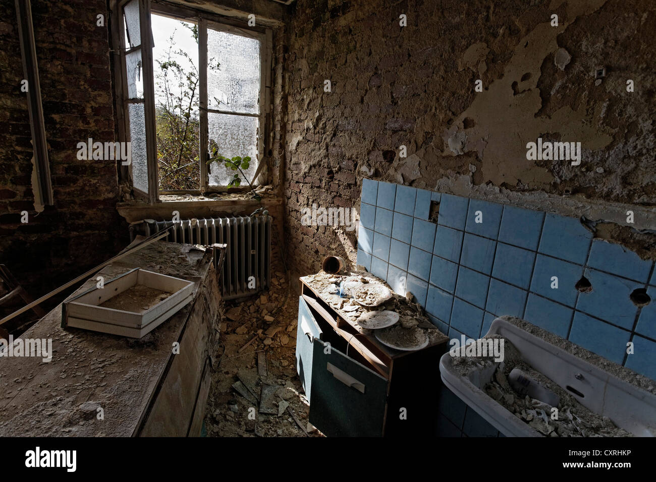 Camera fatiscente con un lavandino in un edificio abbandonato in disuso cantiere di commutazione stazione, Duisburg-Wedau, la zona della Ruhr Foto Stock
