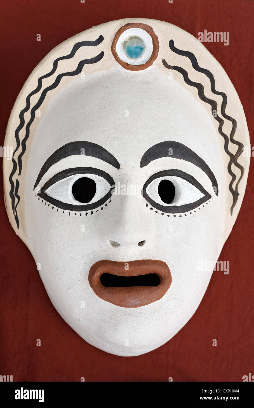 Volto di donna, replica di un teatro romano maschera fatta di argilla, verniciato Foto Stock